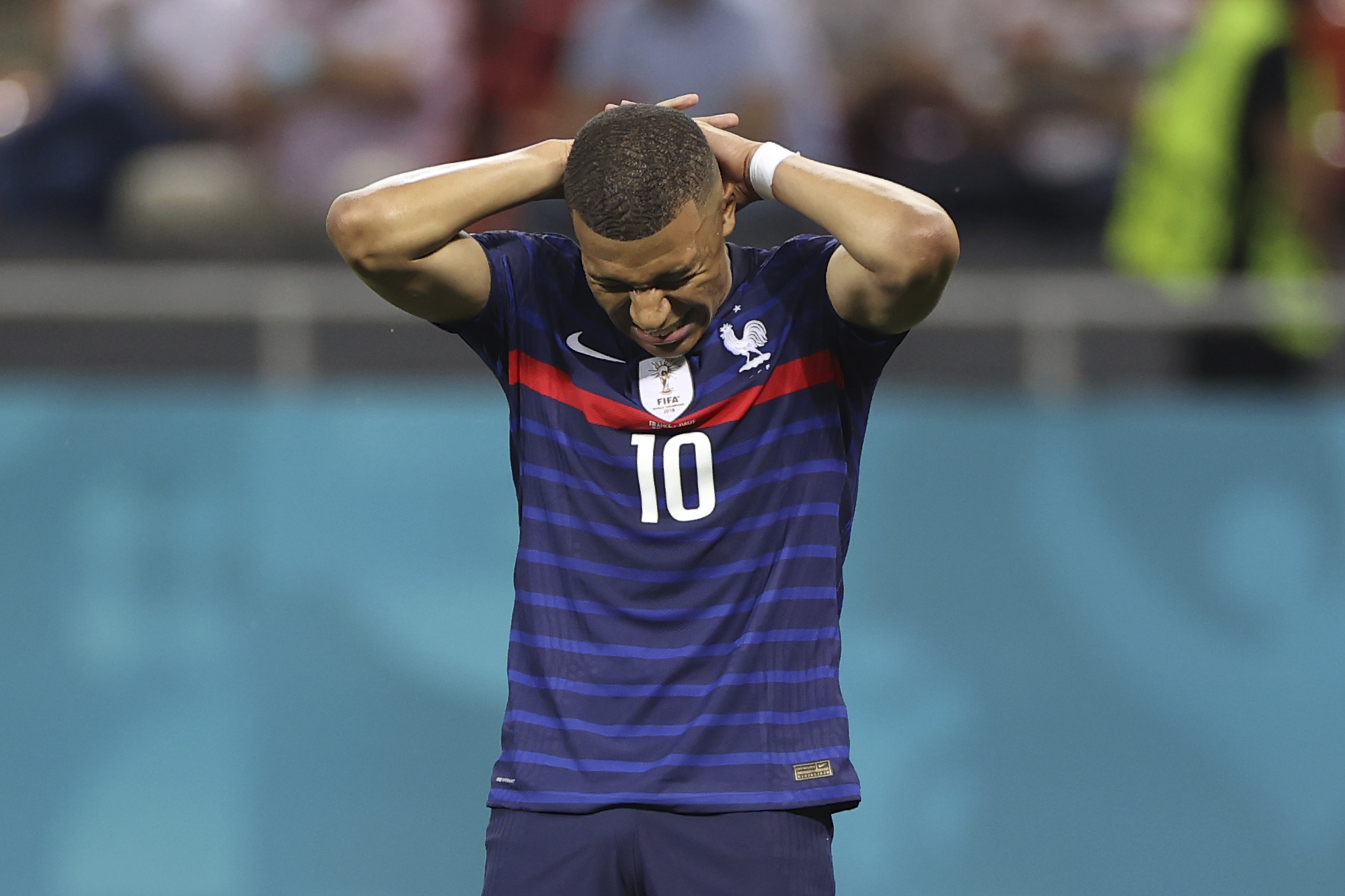 Mbappe rời EURO 2020 trong cay đắng. Ảnh: AP