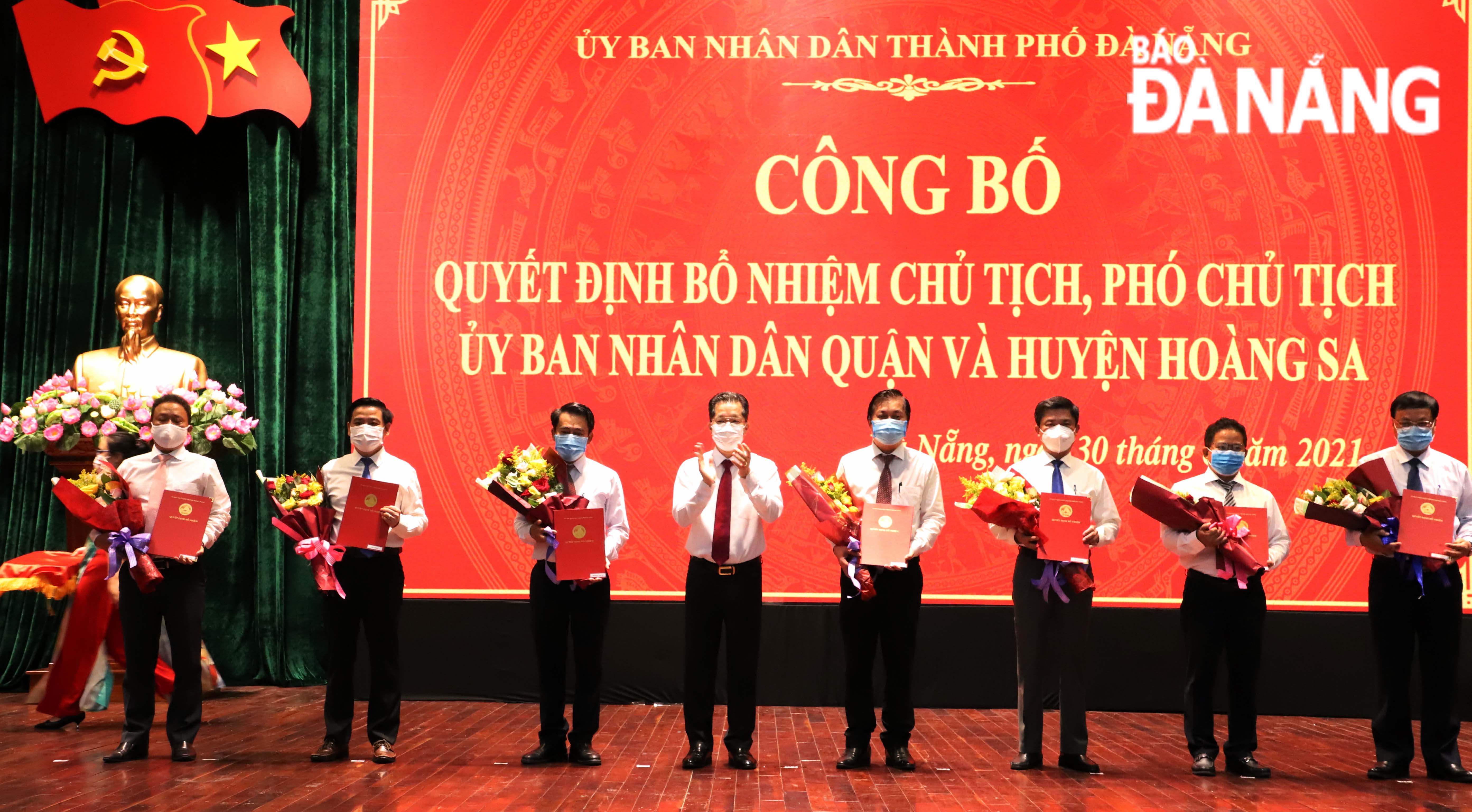Bí thư Thành ủy Nguyễn Văn Quảng (thứ 4 từ trái sang) trao quyết định bổ nhiệm cho các Chủ tịch UBND quận và huyện đảo Hoàng Sa. Ảnh: NGỌC PHÚ