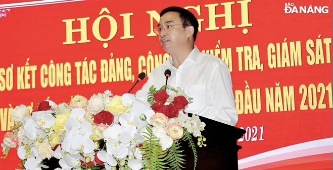 Chủ tịch UBND thành phố Lê Trung Chinh phát biểu chỉ đạo tại hội nghị. Ảnh: LÊ HÙNG