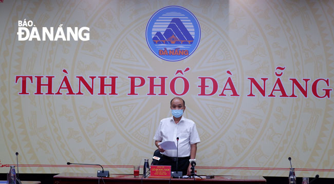 Phó Chủ tịch UBND thành phố Lê Quang Nam chủ trì cuộc họp về phòng, chống Covid-19 chiều 30-6. Ảnh: PHAN CHUNG