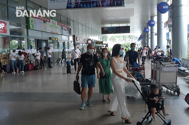 Hành khách từ Thành phố Hồ Chí Minh, Hà Nội đến sân bay quốc tế Đà Nẵng được phân luồng cách ly.