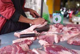 Giá heo hơi giảm, người tiêu dùng vẫn phải mua thịt heo giá cao