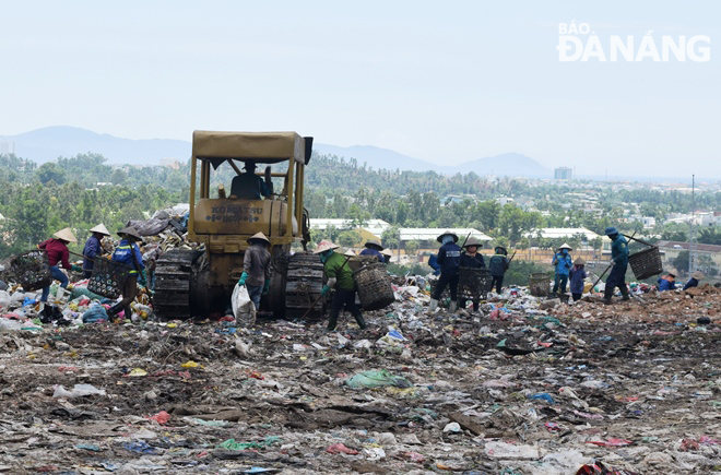 Tạm dừng thu nhặt phế liệu tại bãi rác Khánh Sơn từ 0 giờ ngày 19-7