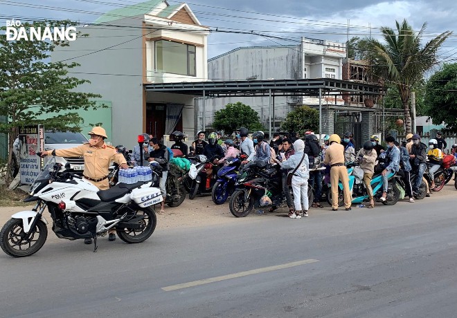 Cảnh sát giao thông tiếp tục hỗ trợ 81 người di chuyển bằng mô-tô về quê từ Thành phố Hồ Chí Minh