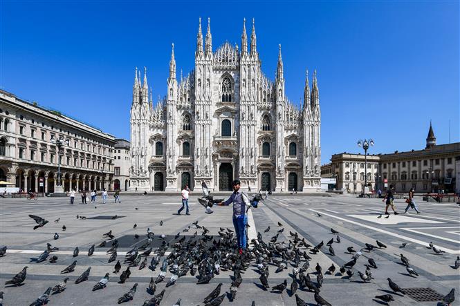 Cảnh vắng vẻ tại Quảng trường del Duomo ở thành phố Milan, Italy trong bối cảnh các biện pháp hạn chế được áp dụng nhằm ngăn sự lây lan của dịch COVID-19, ngày 4/5/2020. Ảnh: AFP/TTXVN