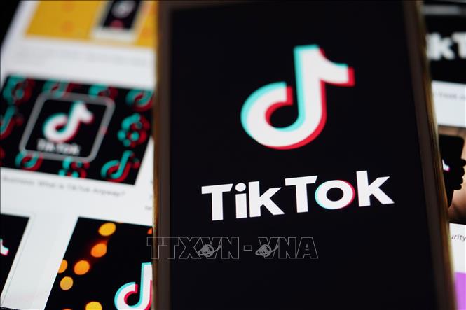 Biểu tượng TikTok trên một màn hình điện thoại. Ảnh: THX/TTXVN