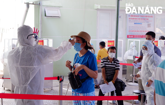 Those who want to access medical checkups and treatment services are required to make mandatory medical declarations, have their measure body temperature before being admitted to the  Da Nang General Hospital.