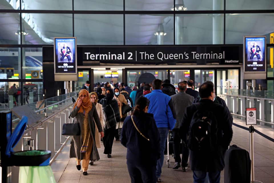 Hành khách làm thủ tục tại sân bay Heathrow, Anh. Ảnh: Reuters