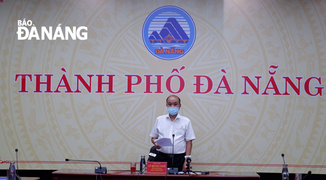 Da Nang Peoples Committee Vice Chairman Le Quang Nam chaired a meeting on Wednesday afternoon to discuss next steps in the ongoing battle against the deadly virus. Photo: PHAN CHUNG