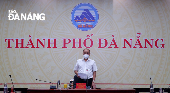 Phó Chủ tịch UBND thành phố Lê Quang Nam chủ trì cuộc họp về phòng, chống Covid-19 chiều 1-7. Ảnh: PHAN CHUNG