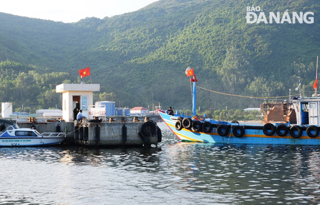 Tàu cá được kiểm tra, yêu cầu thực hiện và tuân thủ nghiêm túc các quy định phòng chống dịch trước khi được cho phép cập cảng cá Thọ Quang. Ảnh: HOÀNG HIỆP