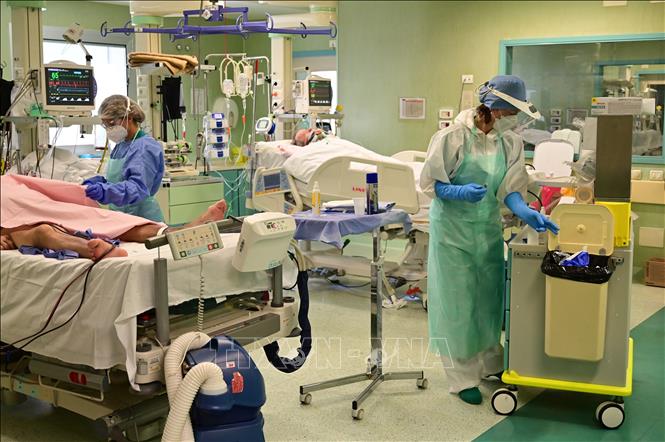 Nhân viên y tế điều trị cho bệnh nhân Covid-19 tại bệnh viện ở Seriate, Bergamo, Italy, ngày 12-4-2021. Ảnh: AFP/TTXVN