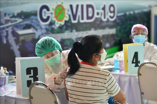 Nhân viên y tế tiêm vaccine ngừa Covid-19 cho người dân ở Bangkok, Thái Lan. Ảnh: THX/TTXVN
