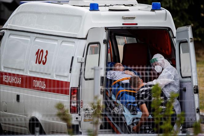 Chuyển bệnh nhân nhiễm Covid-19 tới bệnh viện ở ngoại ô Moskva, Nga, ngày 30-6-2021. Ảnh: AFP/TTXVN