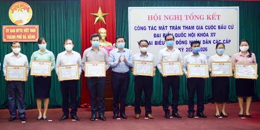 Ủy ban MTTQ Việt Nam thành phố khen thưởng các tập thể có thành tích xuất sắc trong công tác bầu cử đại biểu Quốc hội khóa XV và đại biểu HĐND các cấp nhiệm kỳ 2021-2026. Ảnh: N.QUANG