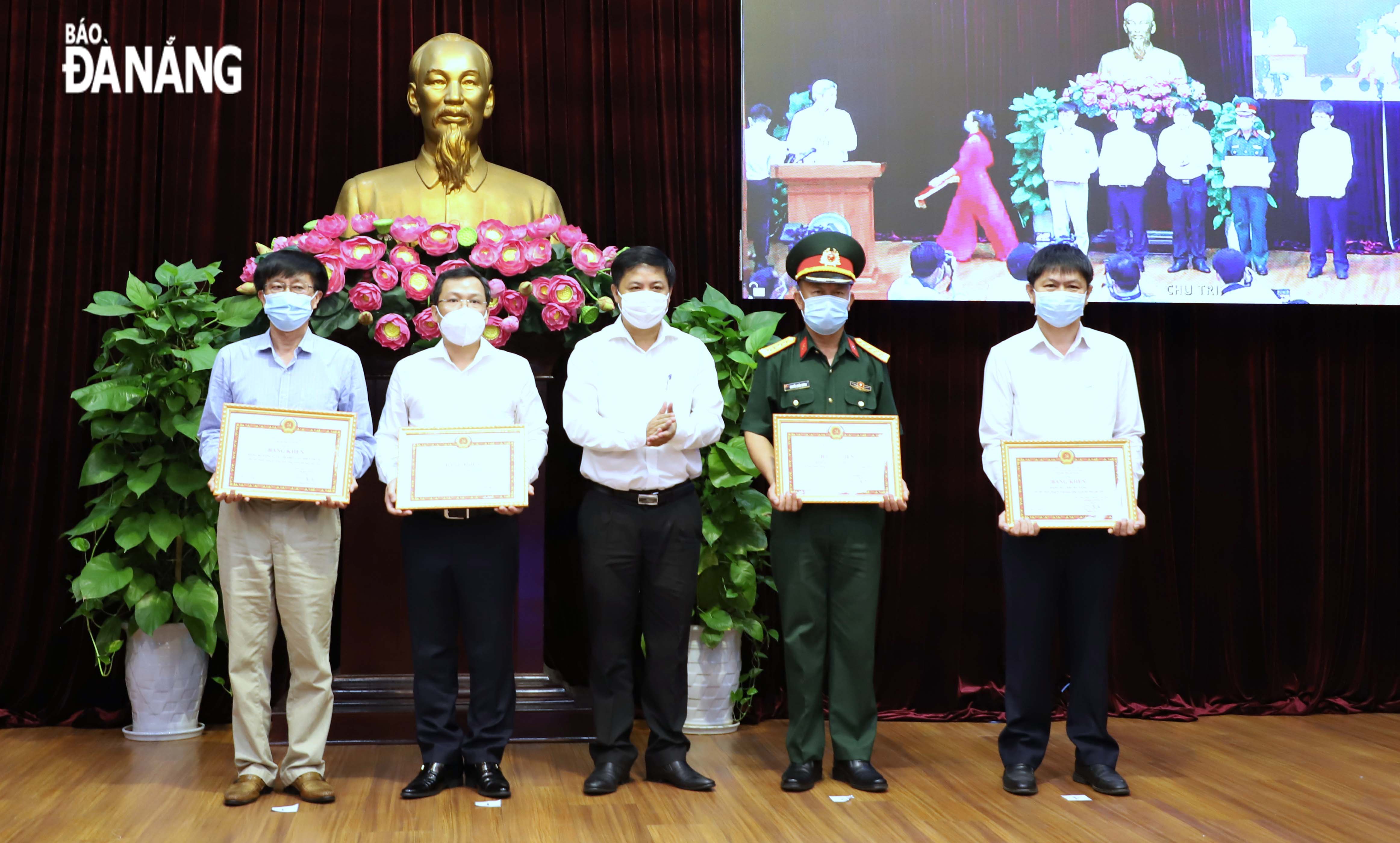 Phó Bí thư Thường trực Thành ủy Lương Nguyễn Minh Triết trao Bằng khen cho 3 Đảng bộ cấp cơ sở và 1 Đảng bộ cơ sở ủy quyền trực thuộc Thành ủy đạt tiêu chuẩn trong sạch, vững mạnh tiêu biểu năm 2020.