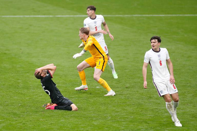 Thomas Muller (bìa trái) tiếc nuối sau khi sút bóng đi chệch khung thành, bỏ lỡ cơ hội ghi bàn ở phút thứ 81 trong trận gặp Anh.  Ảnh: AP	