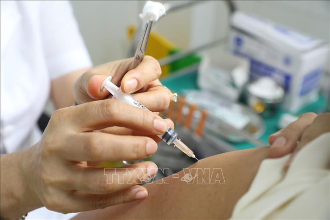 Tiêm vaccine Covid-19 cho người dân. Ảnh: TTXVN