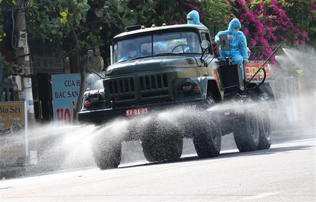 Tiểu đoàn Phòng hóa Sư đoàn 2 (Quân khu V) phun khử khuẩn môi trường tuyến đường Lê Duẩn, thành phố Tuy Hòa, Phú Yên. (Ảnh: Phạm Cường/TTXVN)