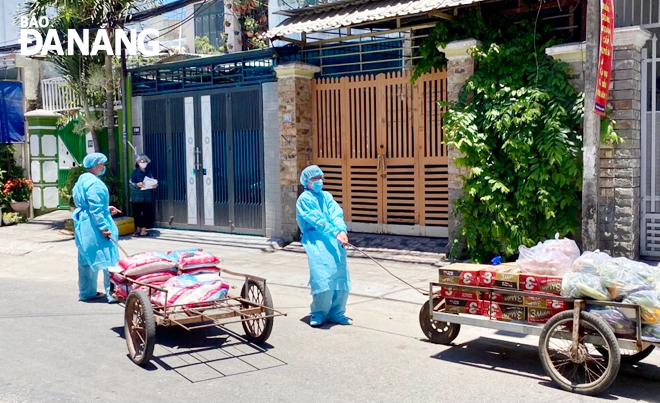 Cán bộ Ủy ban MTTQ Việt Nam phường An Hải Đông (quận Sơn Trà) tham gia tiếp tế,  hỗ trợ thực phẩm cho các khu vực cách ly y tế. Ảnh: N.QUANG