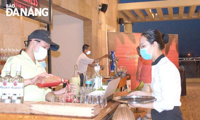 Many tourism workers are looking forward to the city's unsecured credit package to solve immediate financial difficulties. Service staff are seen working at the Sheraton Da Nang Hotel at the Da Nang Sunset program. (Photo taken in April 2021 by THU HA)