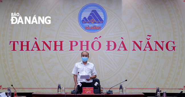 Phó Chủ tịch UBND thành phố Lê Quang Nam chủ trì cuộc họp về phòng, chống Covid-19 chiều 3-7. Ảnh: PHAN CHUNG