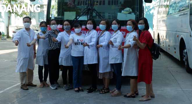 The dispatched medical staff members from the Da Nang University of Medical Technology and Pharmacy pose for a photograph before their departure for Phu Yen Province, July 3, 2021.