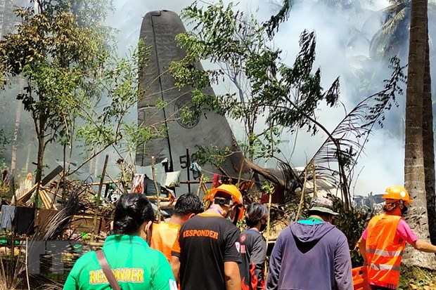 Nhân viên cứu hộ làm nhiệm vụ tại hiện trường vụ máy bay rơi gần sân bay trên đảo Jolo, Sulu, Philippines ngày 4/7/2021. (Ảnh: AFP/TTXVN)