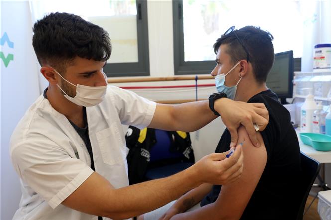  Nhân viên y tế tiêm vaccine phòng COVID-19 cho người dân tại Petah Tikva, Israel, ngày 6/6/2021. Ảnh: THX/ TTXVN