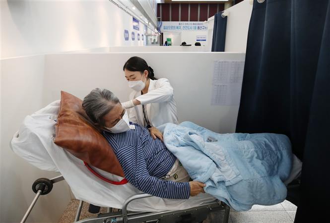 Nhân viên y tế tiêm vaccine ngừa COVID-19 cho người dân tại Seoul, Hàn Quốc ngày 30/6/2021. Ảnh: Yonhap/TTXVN