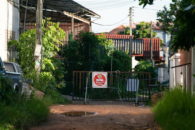 Phong tỏa một khu vực có trường hợp mắc COVID-19 tại Viêng Chăn, Lào, ngày 19/6/2021. Ảnh: THX/TTXVN