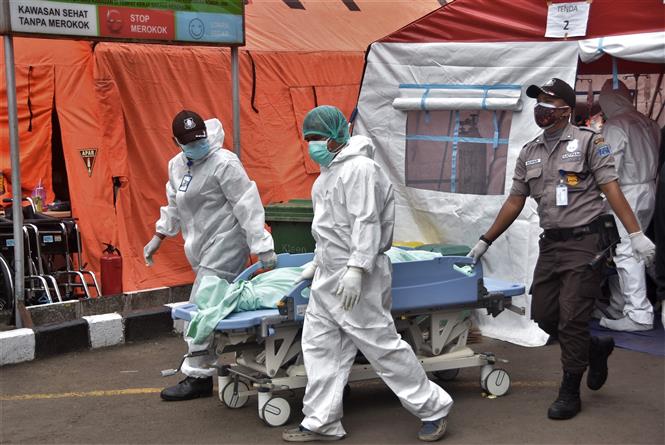  Nhân viên y tế chuyển bệnh nhân tử vong do COVID-19 tại bệnh viện ở Bekasi, Indonesia, ngày 1/7/2021. Ảnh: AFP/TTXVN