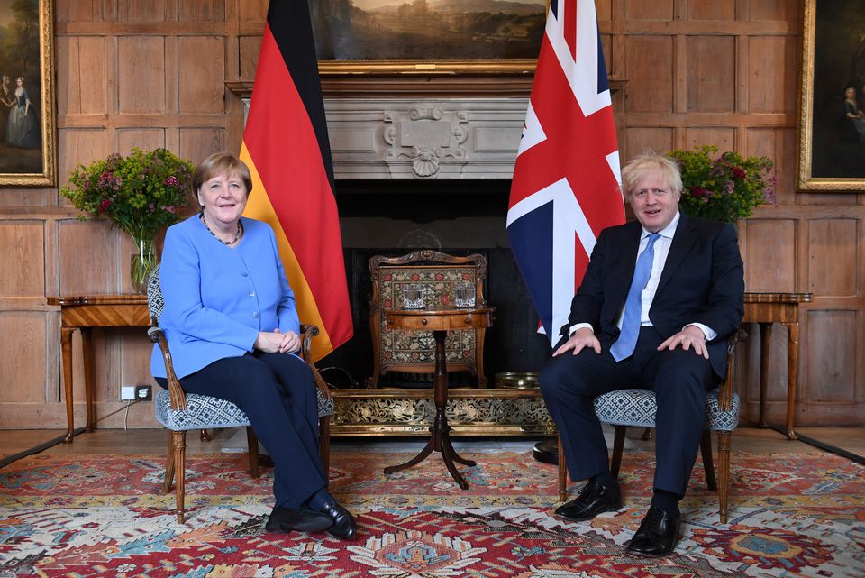 Thủ tướng Đức Angela Merkel (trái) gặp gỡ Thủ tướng Anh Boris Johnson tại London.  								         Ảnh: Reuters