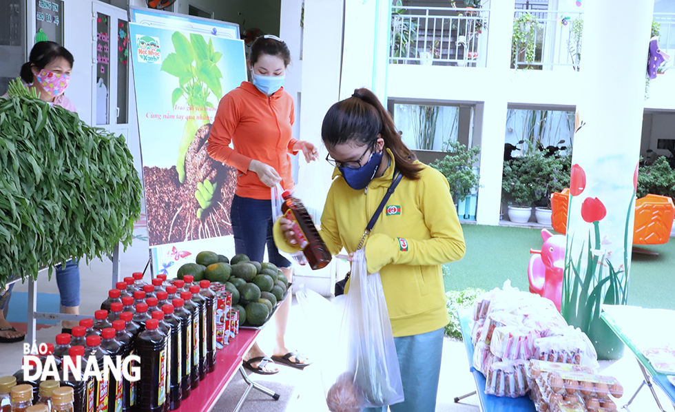 Giáo viên háo hức lựa chọn thực phẩm tại phiên chợ 0 đồng do Trường Mầm non Nốt Nhạc Xanh lần đầu tổ chức.