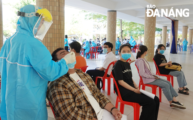 Test takers get tested for COVID-19 at a testing site in the Phan Chau Trinh High School. (Picture taken on July 4). Photo: NGOC HA