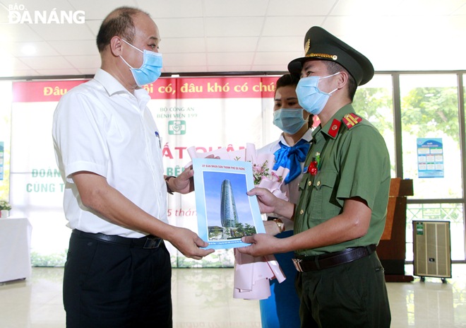 Vice Chairman of the Da Nang People's Committee Le Quang Nam (left) presents gifts to the Hospital 199’s dispatched medical team supporting HCM City in the fight against COVID-19. Photo: LE HUNG