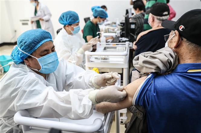 Nhân viên y tế tiêm vaccine phòng Covid-19 cho người dân tại Thẩm Dương, tỉnh Liêu Ninh, Trung Quốc, ngày 21-5-2021. Ảnh: AFP/ TTXVN