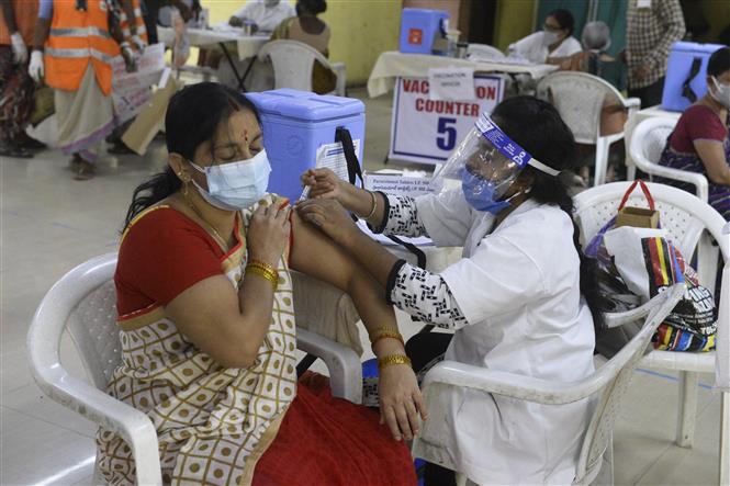 Nhân viên y tế tiêm vaccine Covaxin phòng Covid-19 cho người dân tại Hyderabad, Ấn Độ, ngày 16-6-2021. Ảnh: AFP/ TTXVN