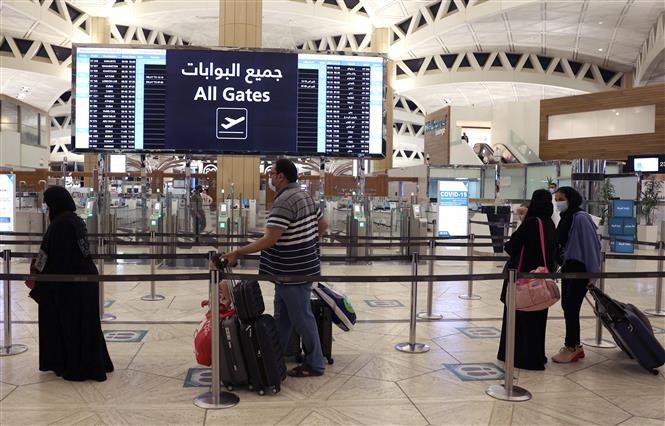 Hành khách tại sân bay quốc tế King Khaled ở Riyadh, Saudi Arabia, ngày 17-5-2021. Ảnh: AFP/ TTXVN