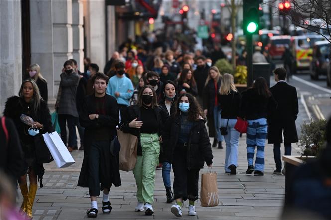 Người dân đeo khẩu trang phòng dịch Covid-19 tại London, Anh ngày 15-12-2020. Ảnh: AFP/TTXVN