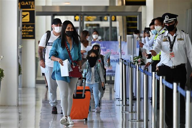 Du khách quốc tế tới sân bay quốc tế Phuket, Thái Lan, ngày 1-7-2021. Ảnh: AFP/TTXVN