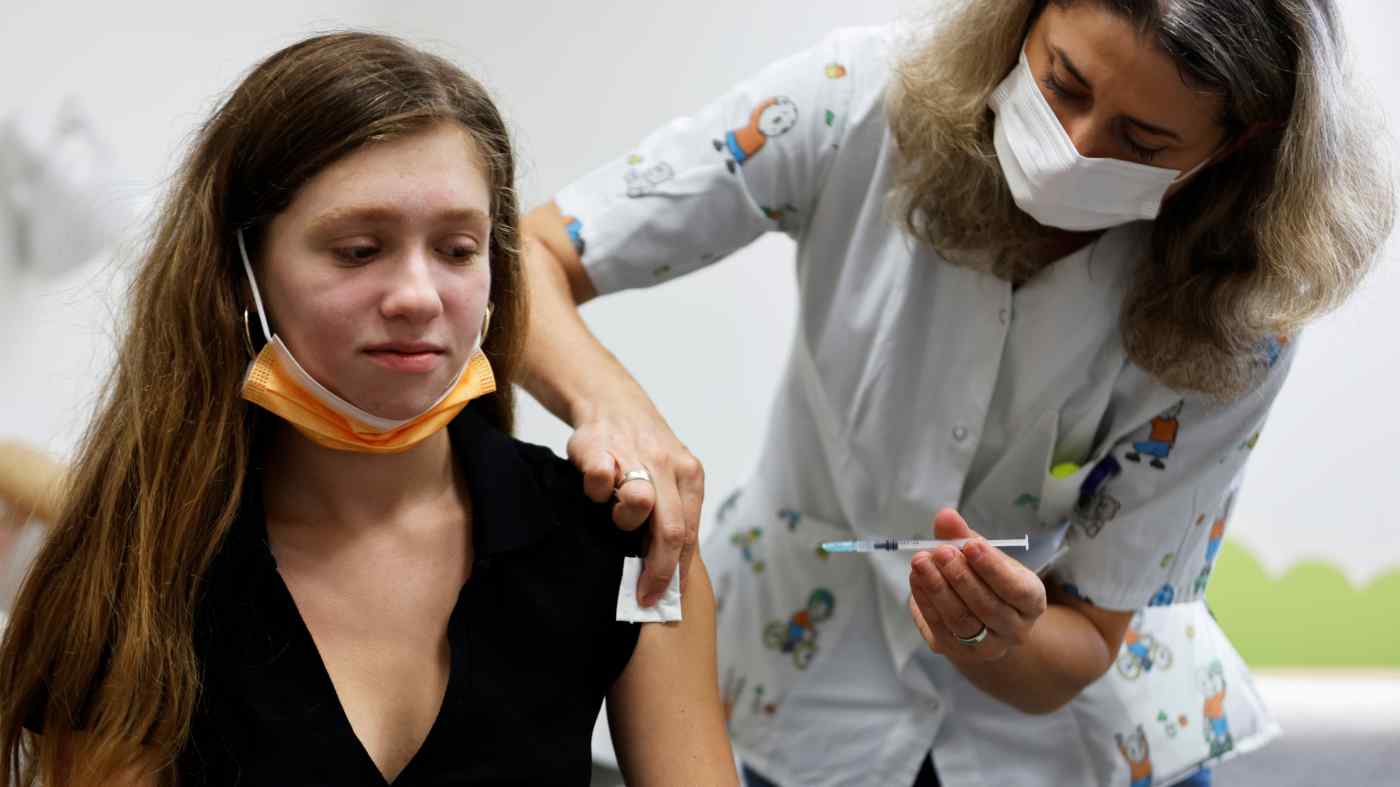 Người dân Israel được tiêm vắc-xin ngừa Covid-19 ở Tel Aviv. Ảnh: Reuters	