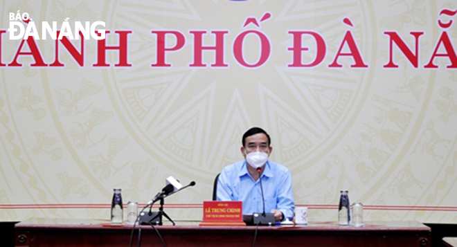 Chairman Chinh announced changes in the quarantine policy for people entering and returning to the city from areas affected by the COVID-19 outbreak on Monday afternoon. Photo: LE HUNG