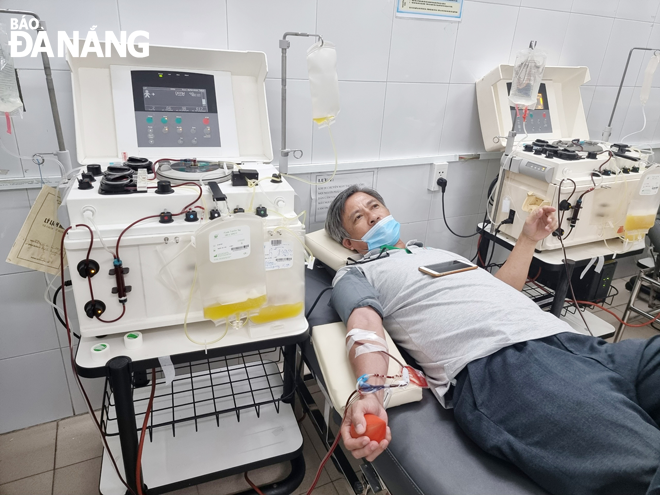 Many local residents have enthusiastically participated in voluntary blood donation drives. A male teacher at the Tran Phu Senior High School donates his blood to save lives. Photo: LE VAN THOM