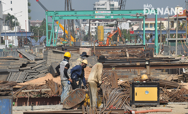 The progress of the traffic infrastructure project at western end of the Tran Thi Ly Bridge is being accelerated.