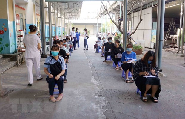 HCM City students who are about to participate in the national high school examination wait for their turn to have sample collected for COVID-19 testing (Photo: VNA)