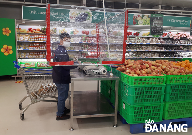 White PVC partitions are already installed in MM Mega Market Da Nang  to limit direct contact between the staff here with customers. Photo: T.V