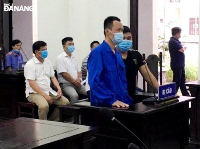 Bị cáo Nguyễn Quốc Tuấn và Nguyễn Văn Trung tại phiên tòa xét xử. Ảnh: L.H