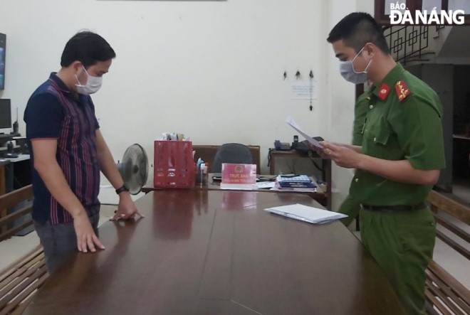 Cơ quan Cảnh sát điều tra, Công an thành phố thực hiện lệnh bắt tạm giam Lê Trọng Phương (bìa trái). Ảnh: L.H 