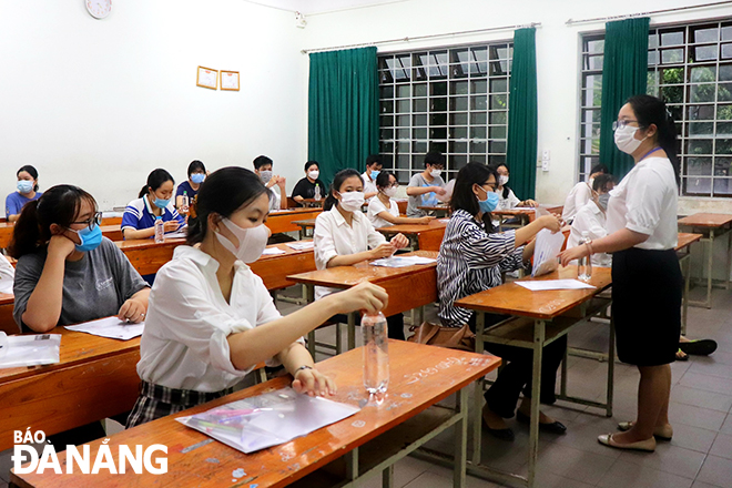 Giám thị tại Trường THPT Phan Châu Trinh (quận Hải Châu) dặn dò thí sinh trước khi bắt đầu làm bài thi. Ảnh: NGỌC HÀ